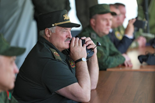 Лукашенко требует «идти от земли» при развитии в Беларуси военной беспилотной авиации