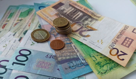 Расійскі рубель патаннеў на таргах 25 жніўня, долар і юань падаражэлі