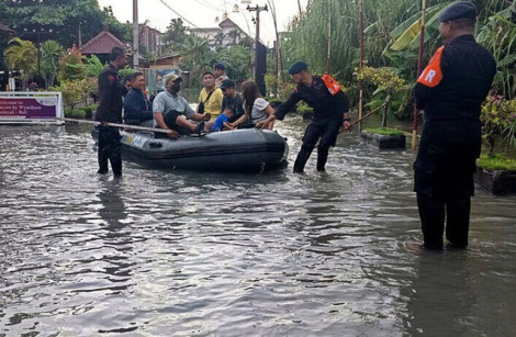 Праліўныя дажджы выклікалі моцную паводку на Балі