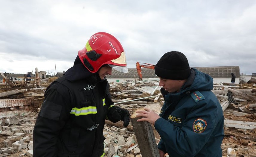 Поврежденные кровли, разрушенный телятник: в Могилевской области ликвидируют последствия сильного ветра