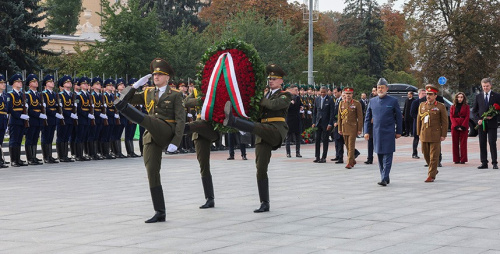 Султан Омана возложил венок к монументу Победы в Минске 
