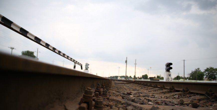 Падлетак у Мінскім раёне пракаціўся на даху цягніка і атрымаў удар токам