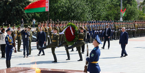 Прэзідэнт Кубы ўсклаў вянок да манумента Перамогі ў Мінску