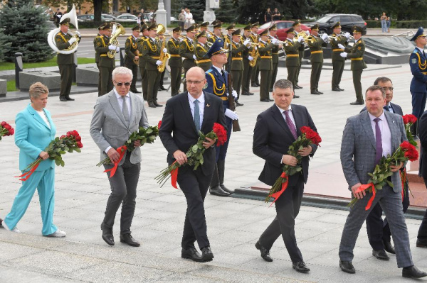 Дэлегацыя ўдзельнікаў ІІІ Міжнароднай спецыялізаванай выставы Ecology Expo 2025 ушанавала памяць савецкіх воінаў