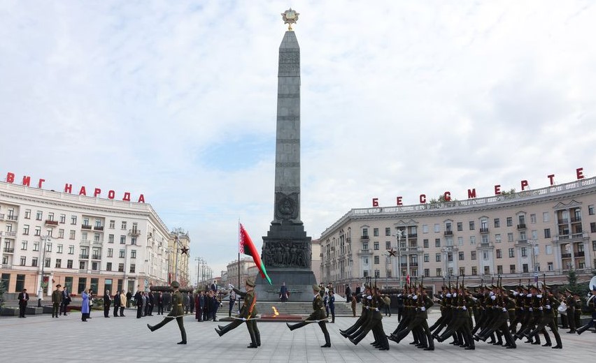 Султан Омана возложил венок к монументу Победы в Минске 