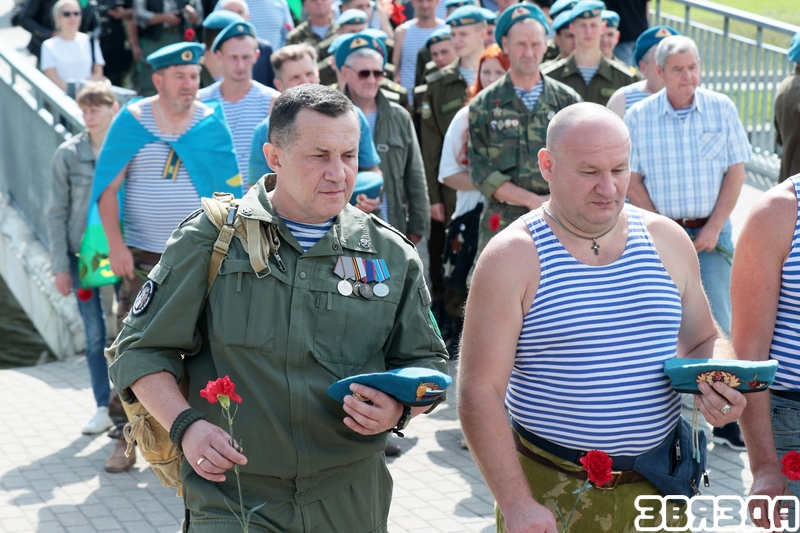Галоўны дэвіз дэсантнікаў — «Ніхто, акрамя нас!» 