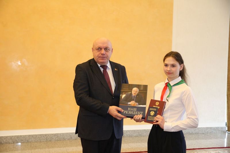 Лепшым школьнікам Міншчыны ва ўрачыстай абстаноўцы ўручылі пашпарты
