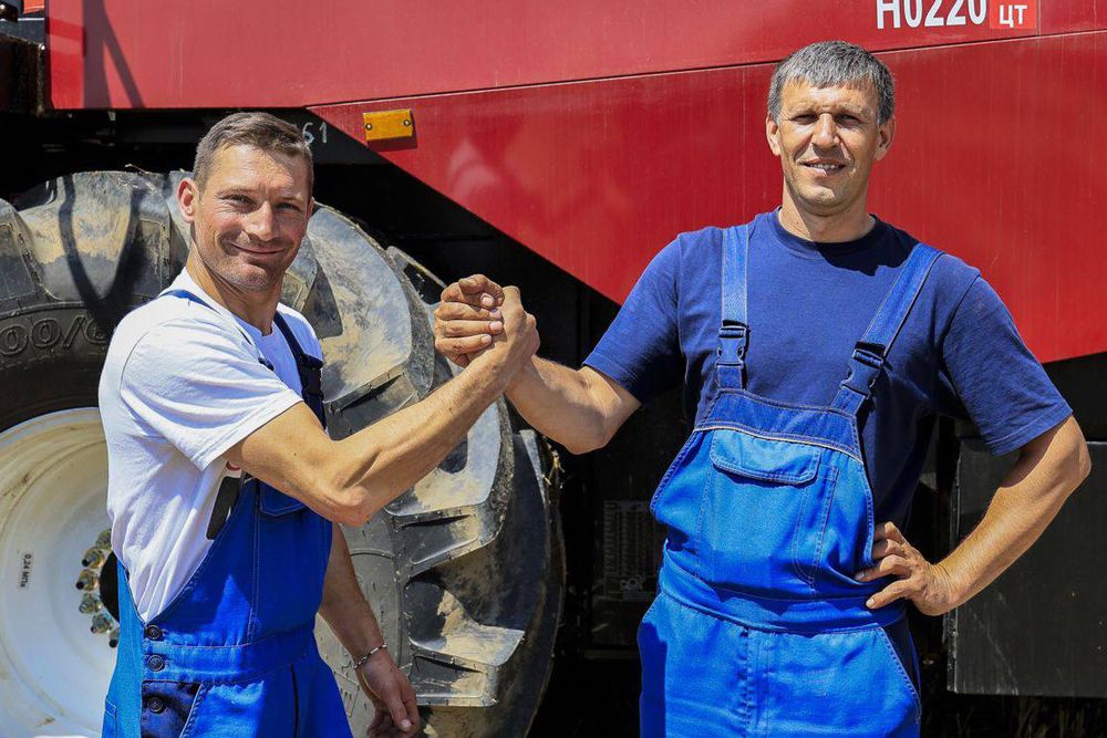 Камбайнер і вадзіцель з Клецкага раёна першыя ў краіне пераадолелі мяжу ў тры тысячы тон збожжа