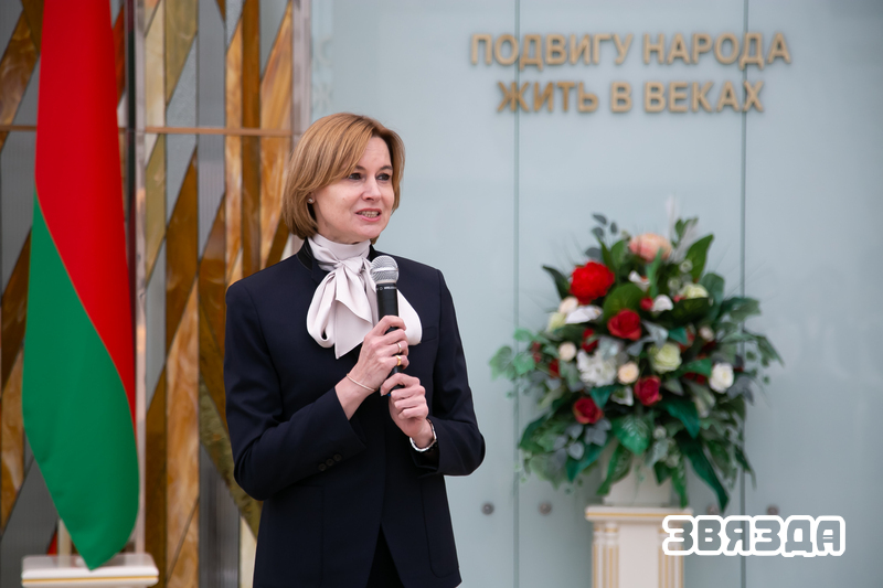 40 маладых людзей атрымалі пашпарты ад Пяткевіч і Лук'янава