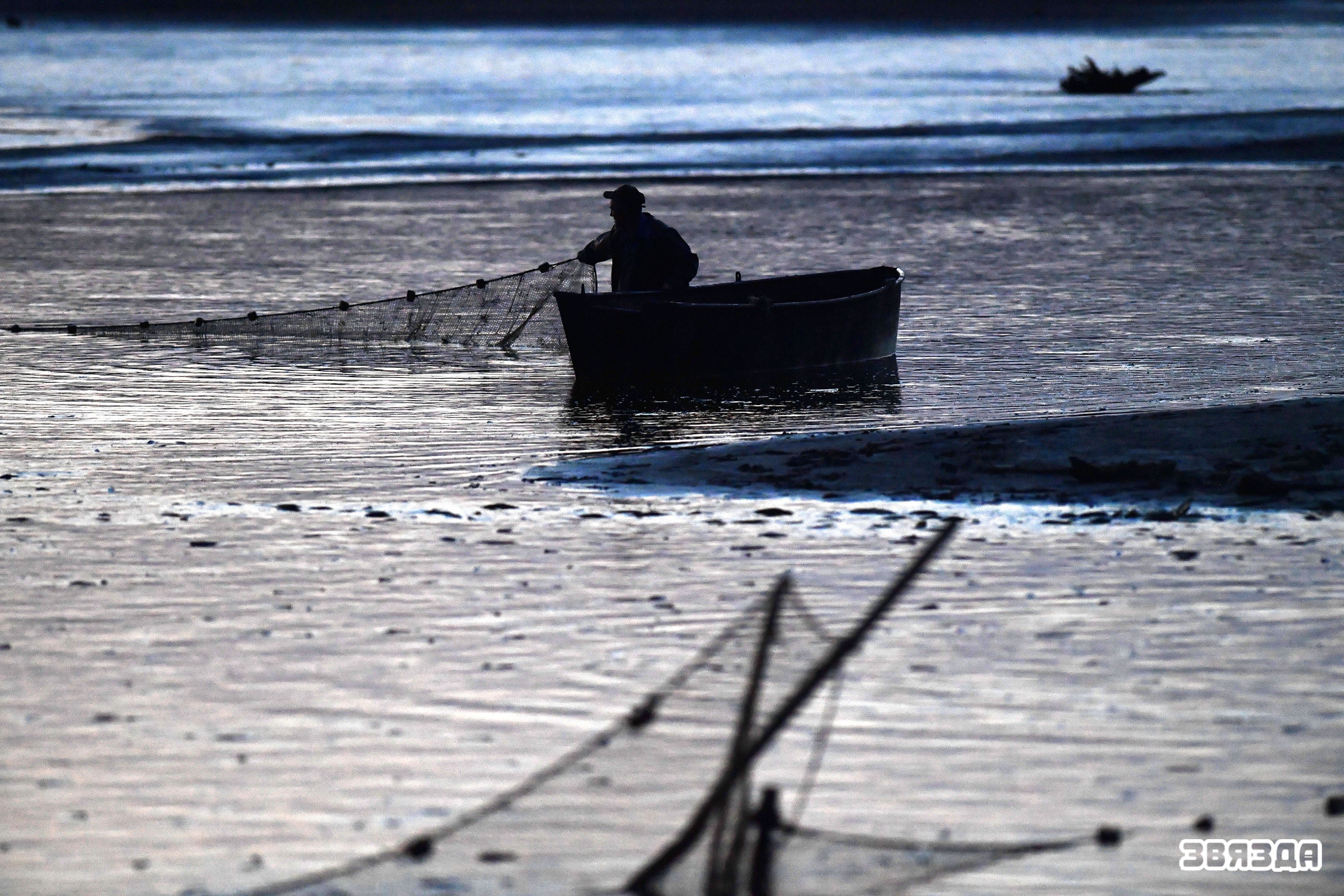 В одном из крупнейших в нашей стране-опытном рыбхозе «Белое» Житковичского района с последних дней сентября начался осенний вылов рыбы