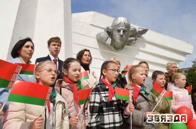 Флэшмоб «Праспяваем гімн разам» адбыўся сёння ва ўсіх раёнах Мінска