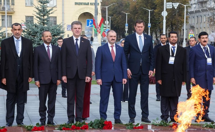 Султан Омана возложил венок к монументу Победы в Минске 