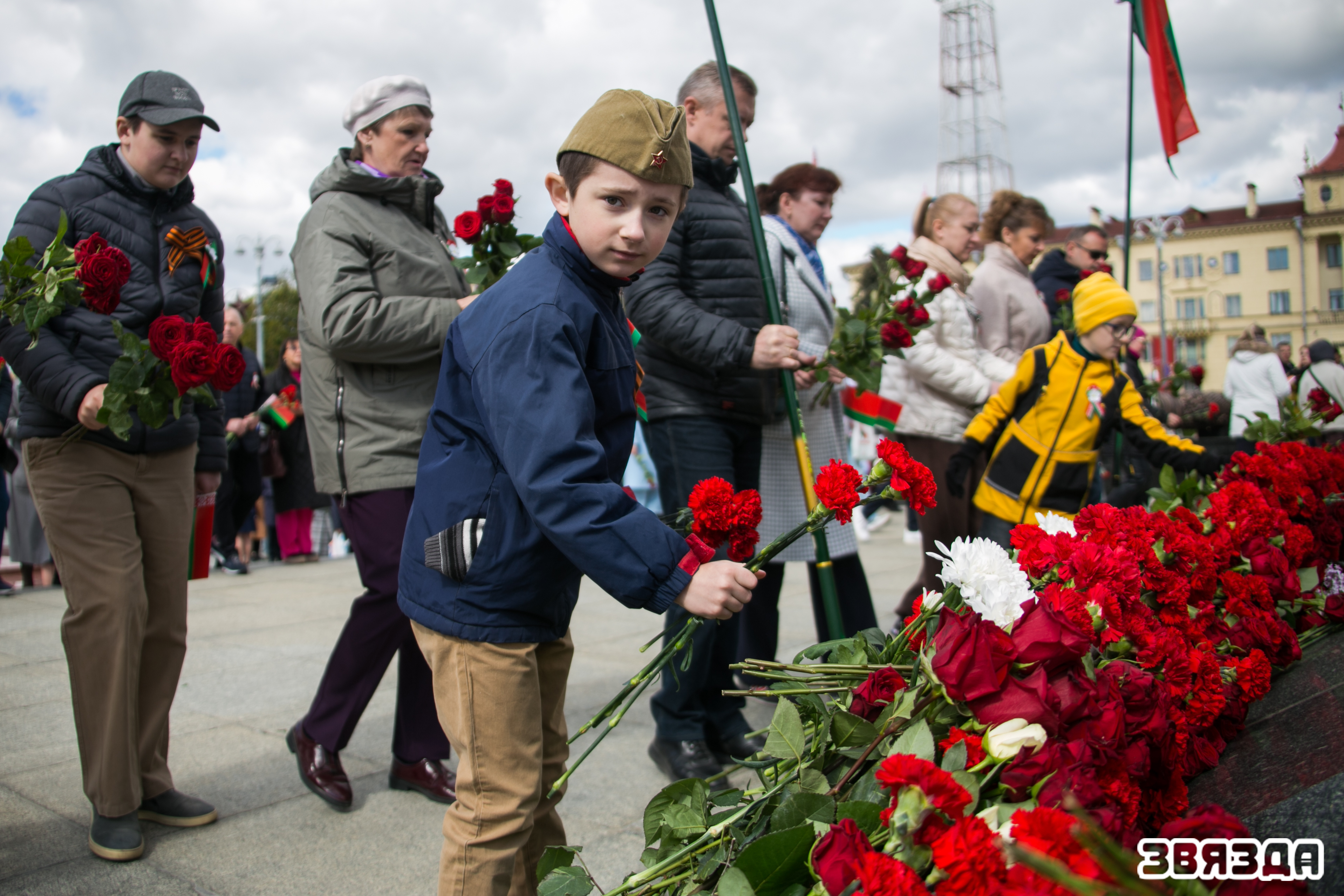 Праз 80 гадоў пад мірным небам. Мінчане і госці сталіцы ўскладаюць кветкі да манумента Перамогі