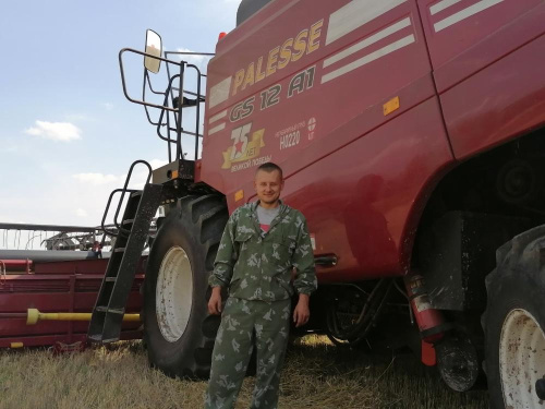Ратавальнік Станіслаў Сомаў нясе вахту па ахове зернеўборачнай тэхнікі ў полі, а ў вольны час сам працуе камбайнерам