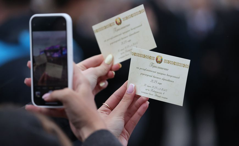 Thousands of students celebrate graduation in Minsk