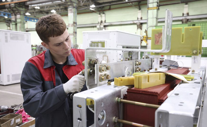 Сту­дат­ра­даў­цы расказалі аб ра­бо­це на Мін­скім элект­ра­ме­ха­ніч­ным за­вод­зе