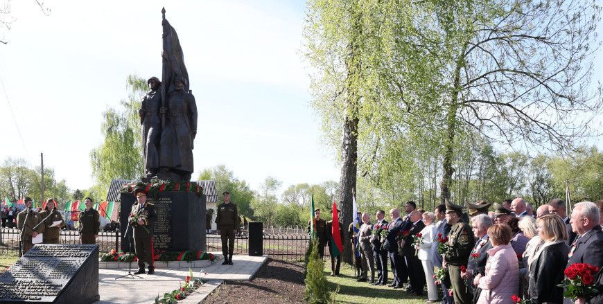 Monument to fallen soldiers, partisans reopened in Vitebsk Oblast