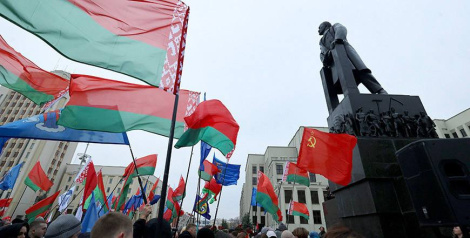 Лукашэнка павіншаваў суайчыннікаў са святам Кастрычніцкай рэвалюцыі