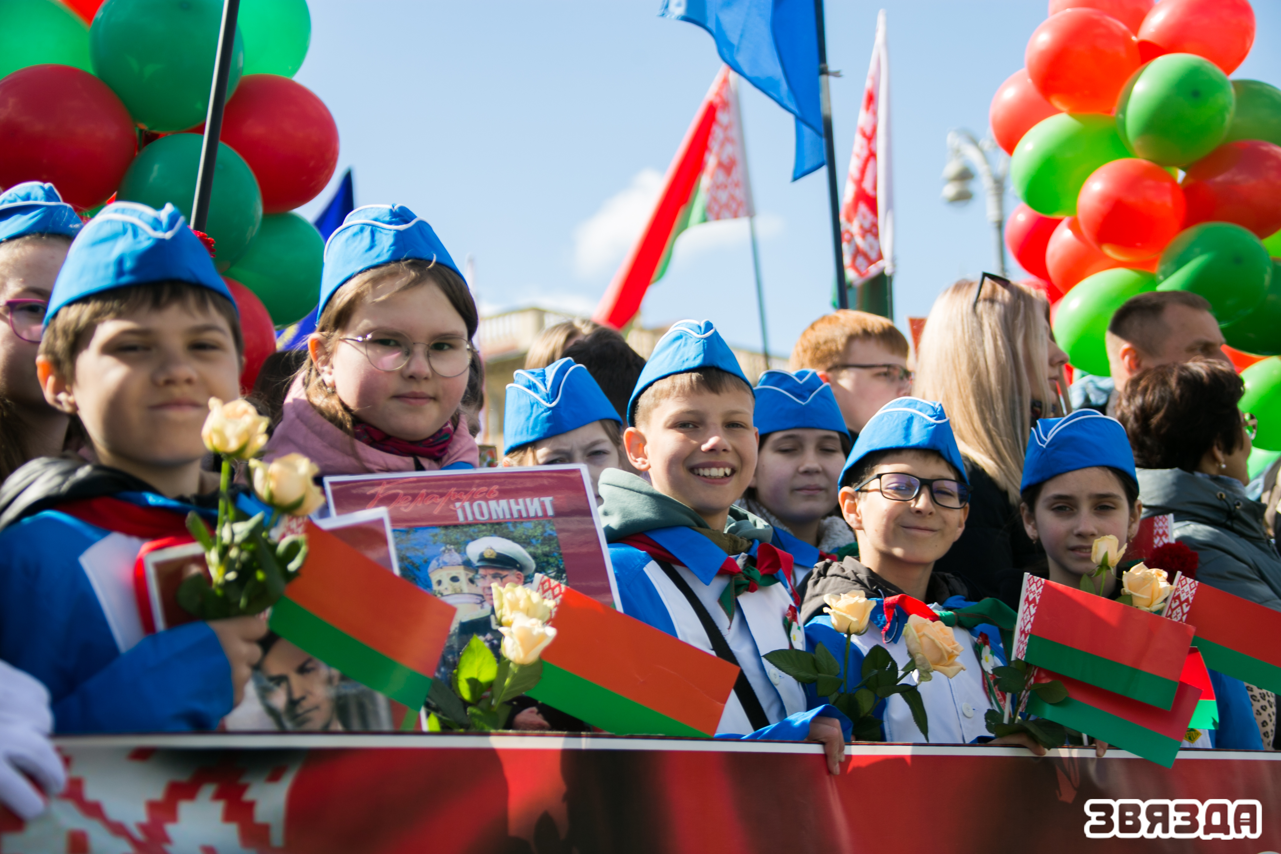 Праз 80 гадоў пад мірным небам. Мінчане і госці сталіцы ўскладаюць кветкі да манумента Перамогі