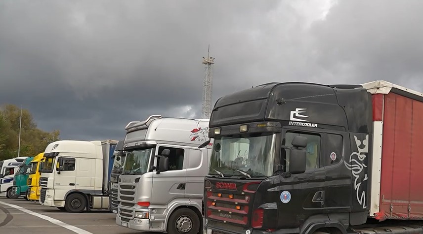 Водители большегрузов по семь суток стоят в очередях на белорусско-польской границе 