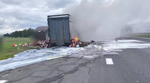 Груженая фура загорелась в движении на трассе М1 в Кобринском районе