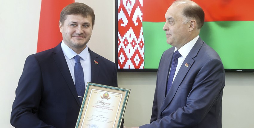 За выполнение важных задач. Вольфович вручил награды представителям разных сфер Гомельской области