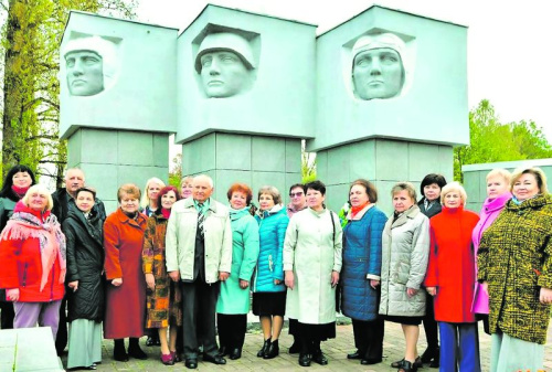 Пілоны з барэльефамі танкіста, пехацінца і лётчыка адноўлены на адным з найбуйнейшых воінскіх пахаванняў