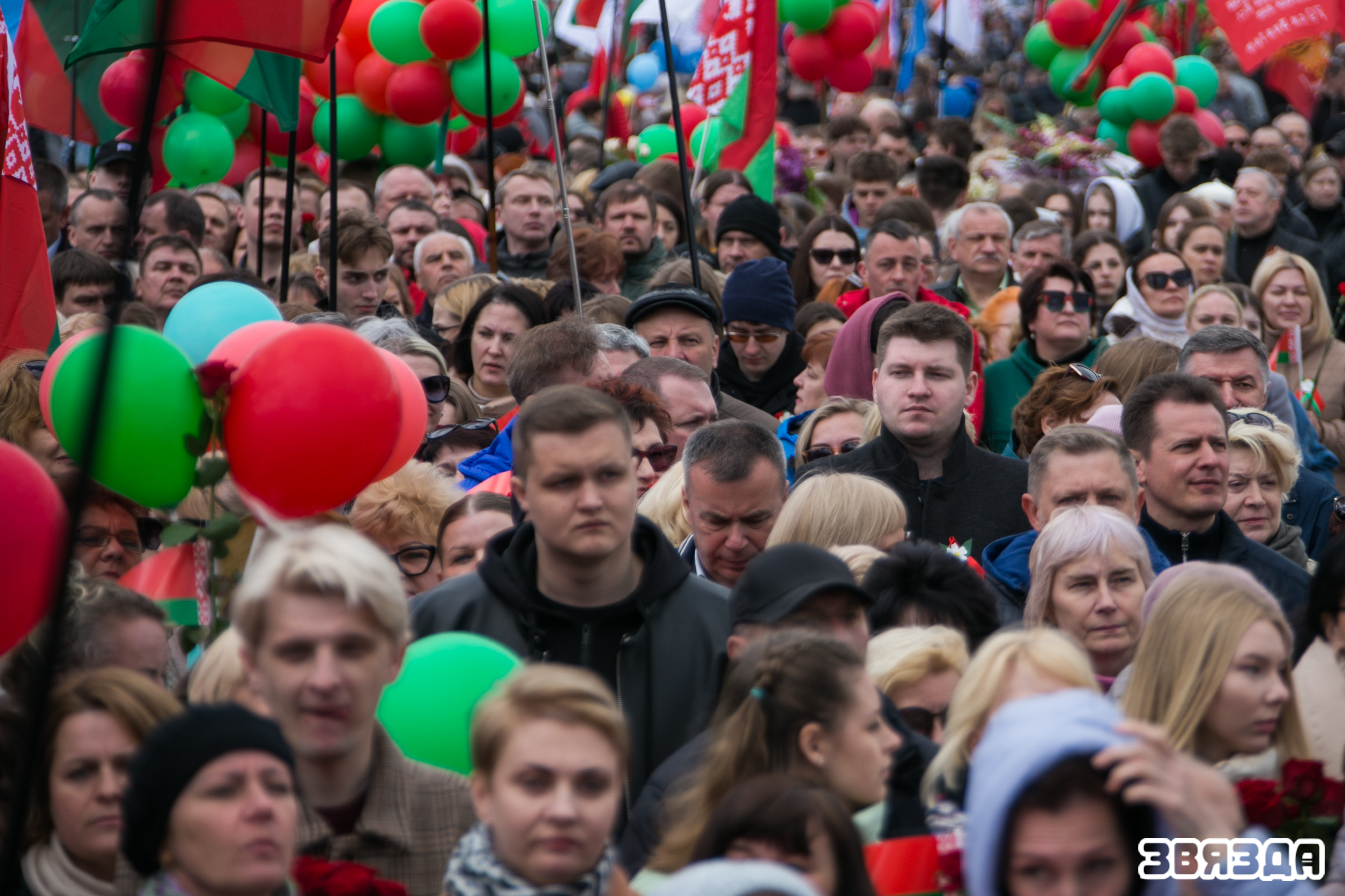 Праз 80 гадоў пад мірным небам. Мінчане і госці сталіцы ўскладаюць кветкі да манумента Перамогі