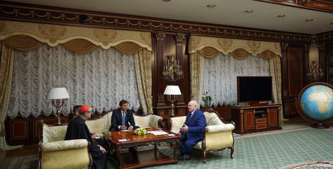 Прэзідэнт сустрэўся са спецпасланнікам Папы Рымскага
