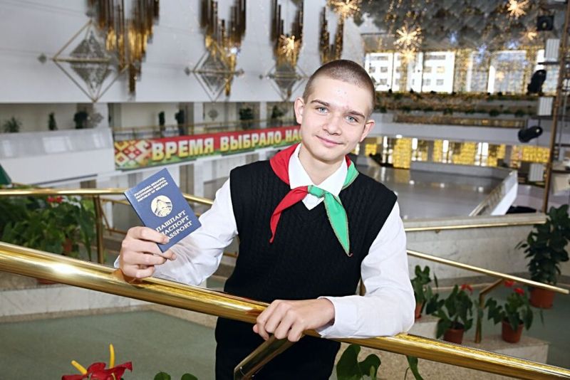 Лепшым школьнікам Міншчыны ва ўрачыстай абстаноўцы ўручылі пашпарты