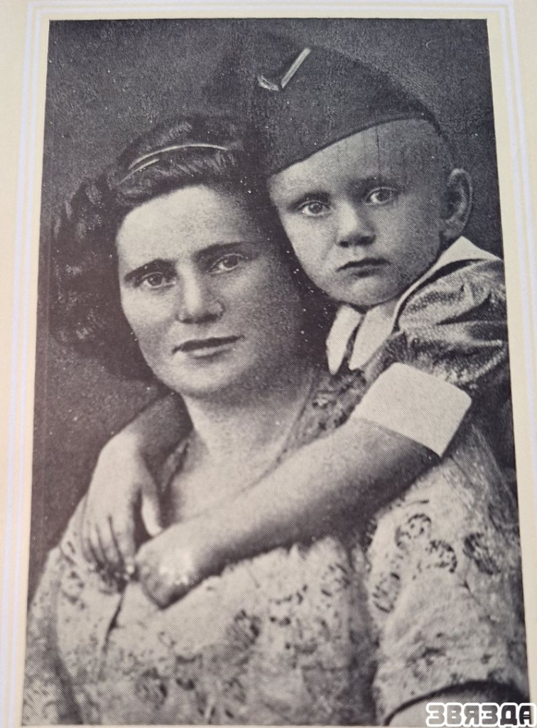 Валодзя Коршук разам з маці, якую расстралялі гітлераўцы (1938 г.).