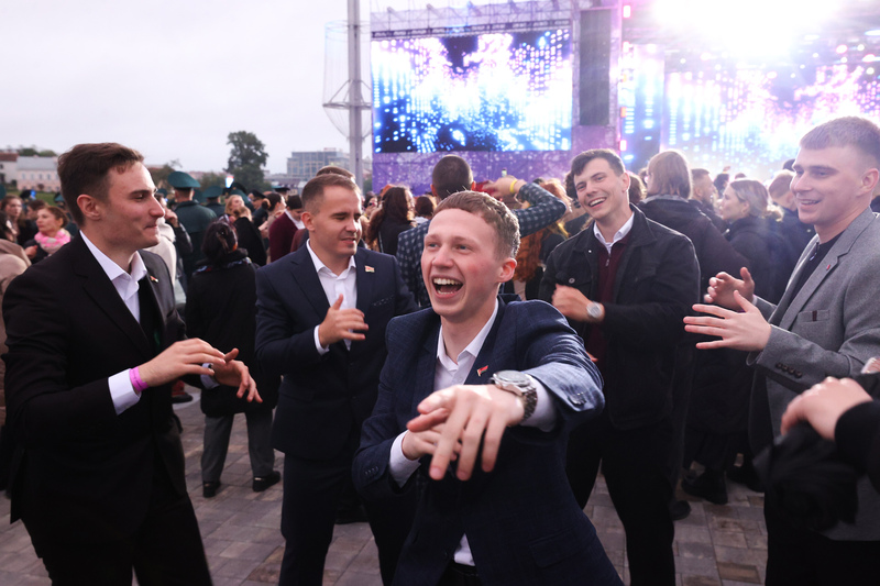 Thousands of students celebrate graduation in Minsk
